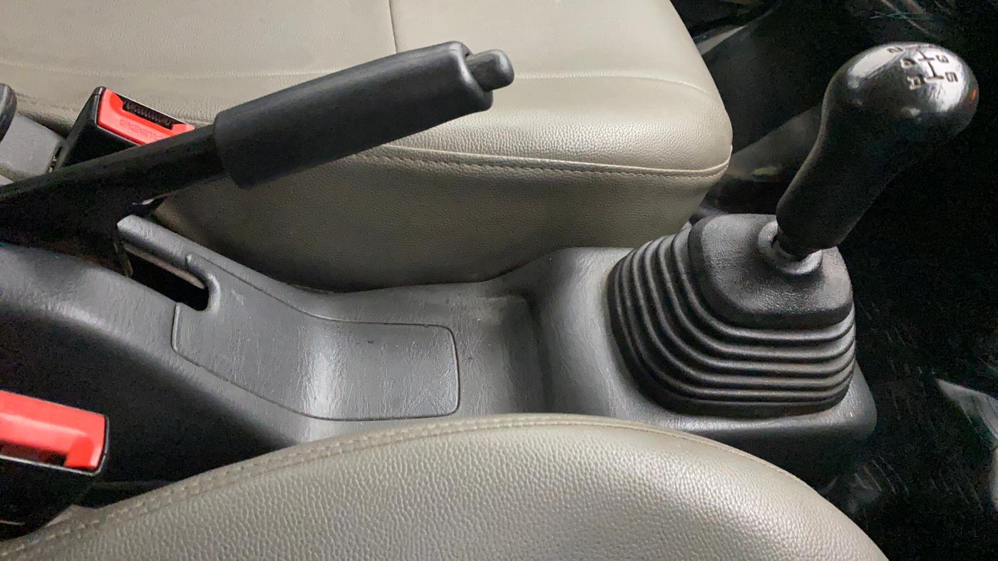 2017 Maruti Eeco 7 STR, Petrol, Manual, 60,941 km, Gear Lever