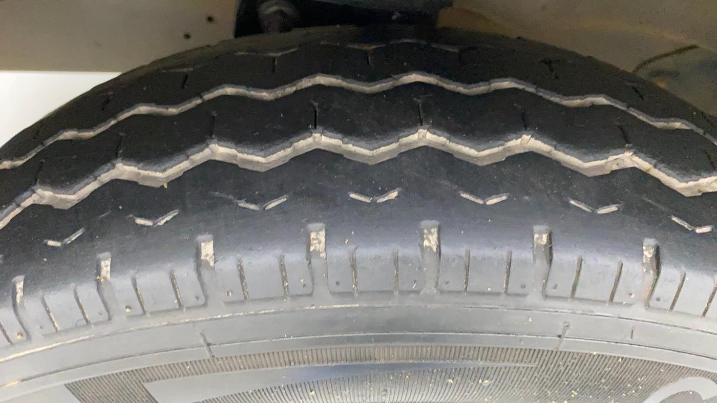 2017 Maruti Eeco 7 STR, Petrol, Manual, 60,941 km, Left Front Tyre Tread