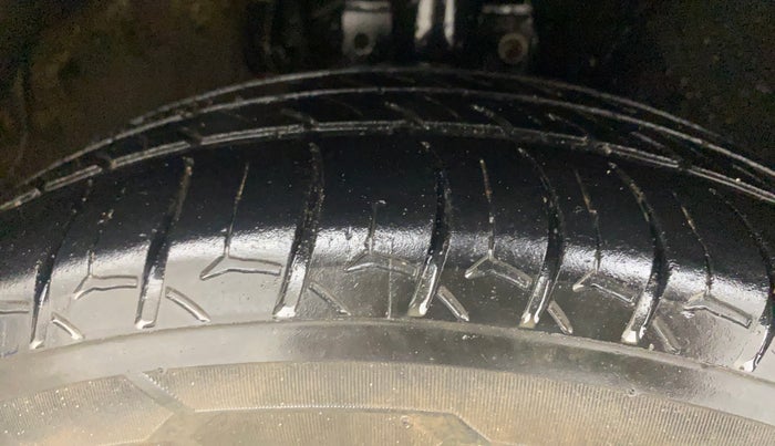 2016 Volkswagen Vento HIGHLINE 1.5 AT, Diesel, Automatic, 1,39,735 km, Right Front Tyre Tread