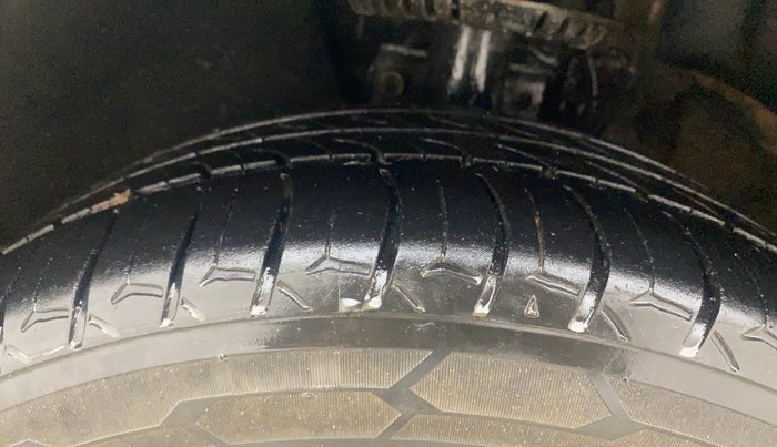 2016 Volkswagen Vento HIGHLINE 1.5 AT, Diesel, Automatic, 1,39,735 km, Left Front Tyre Tread