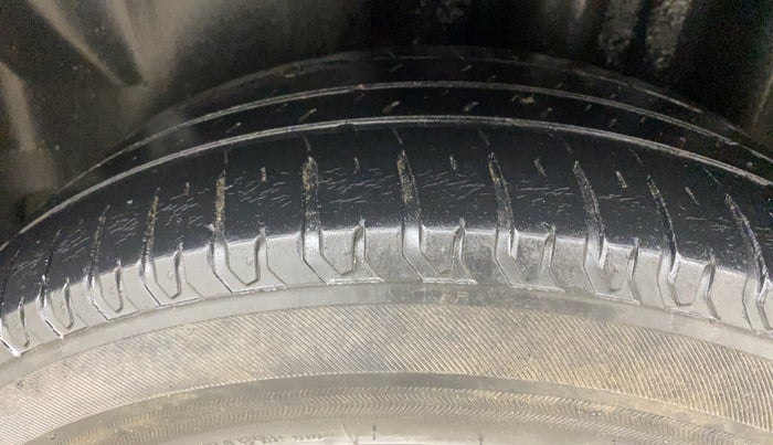 2016 Volkswagen Vento HIGHLINE 1.5 AT, Diesel, Automatic, 1,39,735 km, Left Rear Tyre Tread