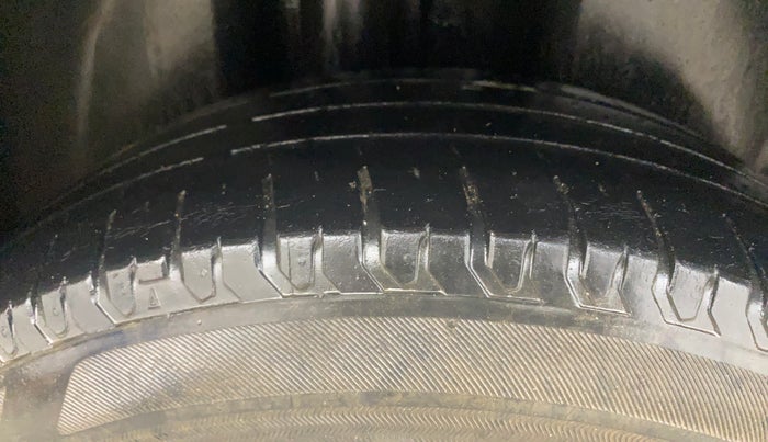 2016 Volkswagen Vento HIGHLINE 1.5 AT, Diesel, Automatic, 1,39,735 km, Right Rear Tyre Tread