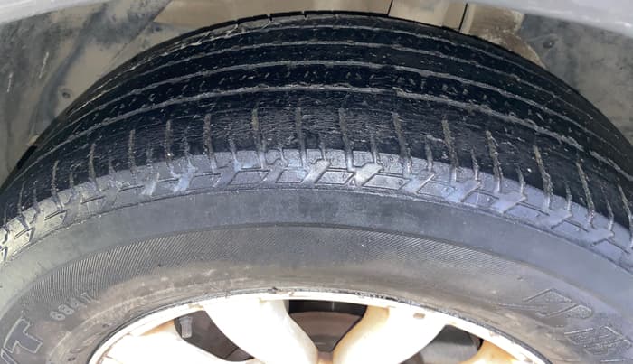 2017 Mahindra XUV500 W8, Diesel, Manual, 27,728 km, Left Front Tyre Tread