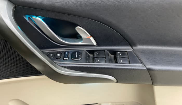 2017 Mahindra XUV500 W8, Diesel, Manual, 27,728 km, Driver Side Door Panels Control