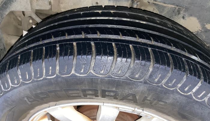 2017 Mahindra XUV500 W8, Diesel, Manual, 27,728 km, Right Rear Tyre Tread