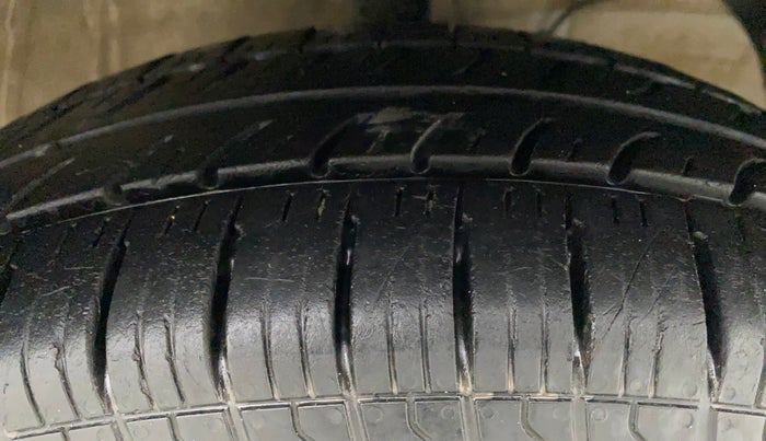 2019 Maruti Swift LXI, CNG, Manual, 1 km, Right Front Tyre Tread