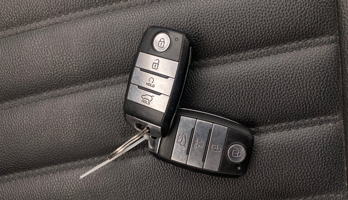 2021 KIA SONET HTX 1.0 IMT, Petrol, Manual, 39,116 km, Key Close Up