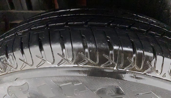 2016 Maruti Swift VXI, Petrol, Manual, 59,493 km, Right Rear Tyre Tread