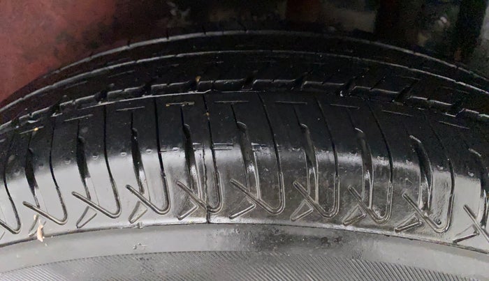 2016 Maruti Swift VXI, Petrol, Manual, 59,493 km, Left Rear Tyre Tread