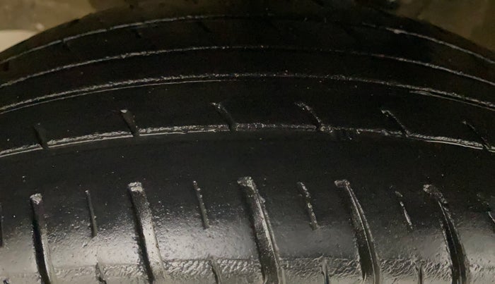 2014 Maruti Wagon R 1.0 VXI, Petrol, Manual, 1,33,861 km, Left Front Tyre Tread