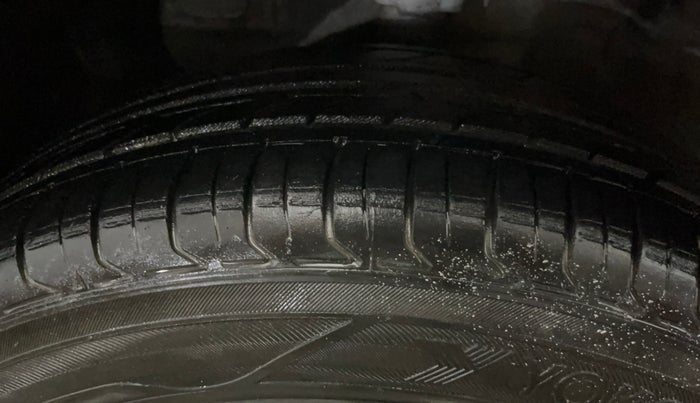2015 Hyundai Elite i20 MAGNA 1.2, Petrol, Manual, 1,43,455 km, Left Front Tyre Tread