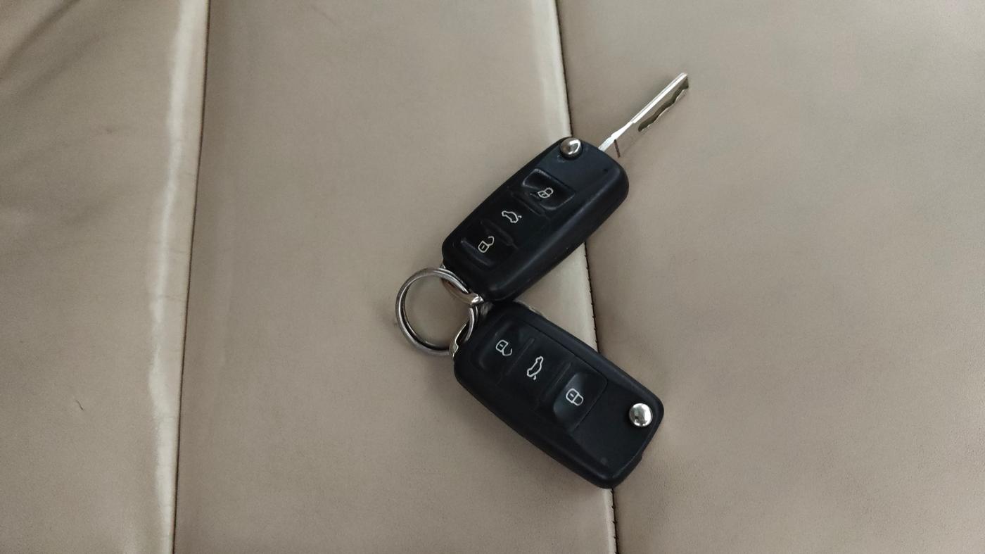 2014 Skoda Superb ELEGANCE 1.8 TSI MT, Petrol, Manual, 1,23,133 km, Key Close Up