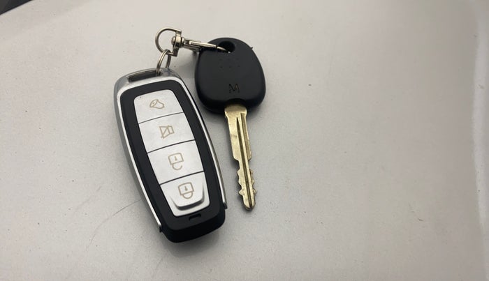2018 Hyundai Xcent E, CNG, Manual, 54,997 km, Key Close Up