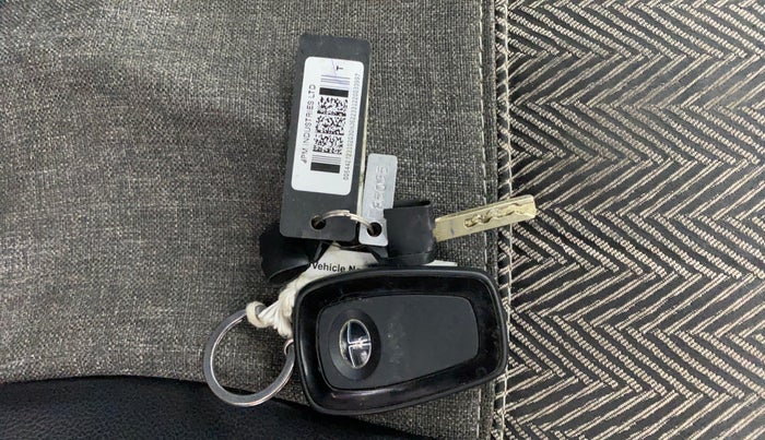 2021 Tata ALTROZ XZ PETROL, Petrol, Manual, 38,054 km, Key Close Up