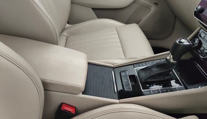 2022 Skoda Superb L&K 2.0 TSI AT, Petrol, Automatic, 61,943 km, Gear Lever