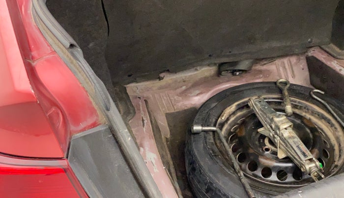 2018 Honda Amaze 1.5L I-DTEC S, Diesel, Manual, 1,17,185 km, Dicky (Boot door) - Weather strip has minor damage