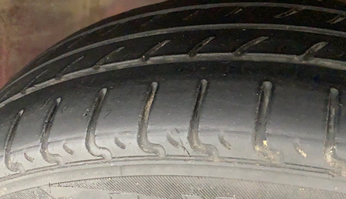 2018 Honda Amaze 1.5L I-DTEC S, Diesel, Manual, 1,17,185 km, Right Front Tyre Tread