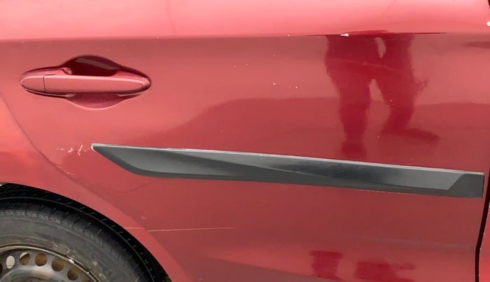 2018 Honda Amaze 1.5L I-DTEC S, Diesel, Manual, 1,17,185 km, Right rear door - Minor scratches