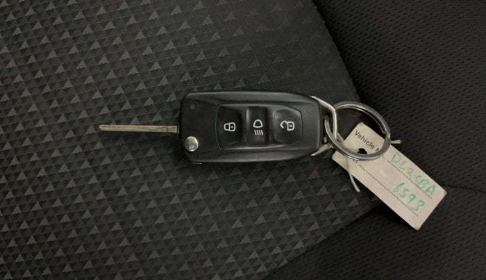 2019 Tata Tiago XZA PETROL, CNG, Automatic, 93,266 km, Key Close Up