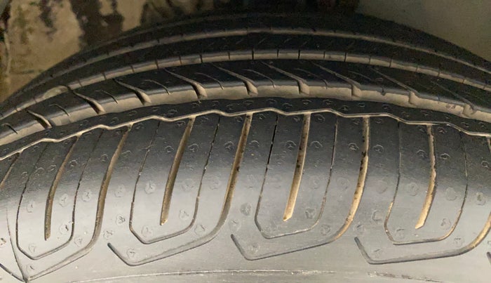2016 Volkswagen Vento HIGHLINE 1.5 AT, Diesel, Automatic, 1,02,155 km, Right Front Tyre Tread