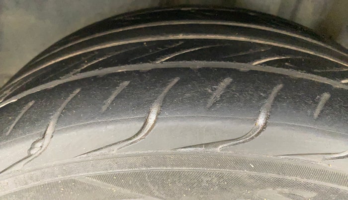2016 Volkswagen Vento HIGHLINE 1.5 AT, Diesel, Automatic, 1,02,155 km, Left Rear Tyre Tread