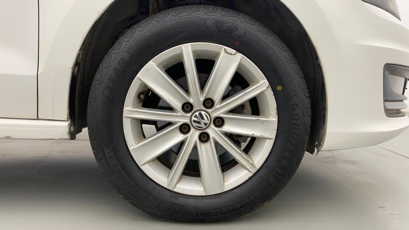 2016 Volkswagen Vento HIGHLINE 1.5 AT, Diesel, Automatic, 1,02,155 km, Right Front Wheel