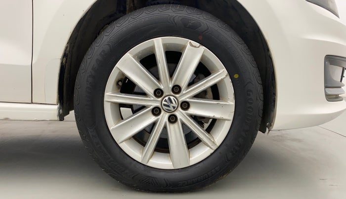 2016 Volkswagen Vento HIGHLINE 1.5 AT, Diesel, Automatic, 1,02,155 km, Right Front Wheel