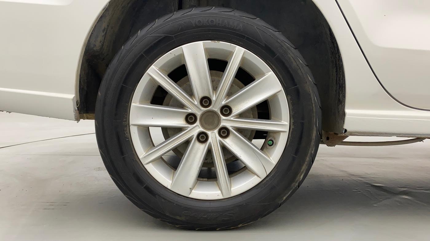2016 Volkswagen Vento HIGHLINE 1.5 AT, Diesel, Automatic, 1,02,155 km, Right Rear Wheel