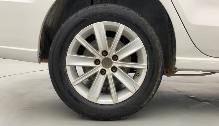 2016 Volkswagen Vento HIGHLINE 1.5 AT, Diesel, Automatic, 1,02,155 km, Right Rear Wheel