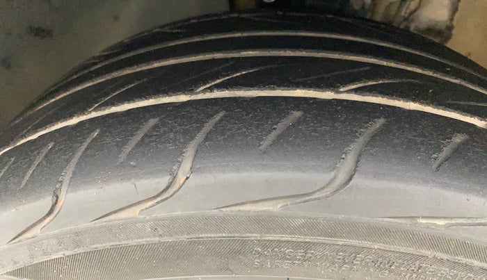 2016 Volkswagen Vento HIGHLINE 1.5 AT, Diesel, Automatic, 1,02,155 km, Left Front Tyre Tread