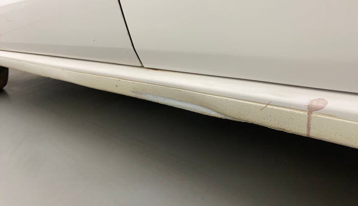 2016 Volkswagen Vento HIGHLINE 1.5 AT, Diesel, Automatic, 1,02,155 km, Left running board - Slightly dented