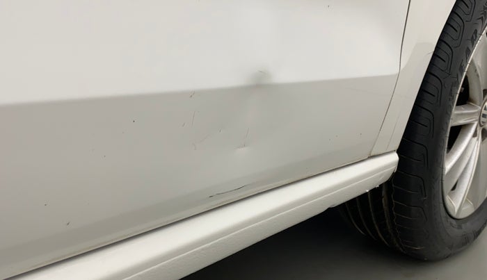 2016 Volkswagen Vento HIGHLINE 1.5 AT, Diesel, Automatic, 1,02,155 km, Driver-side door - Slightly dented