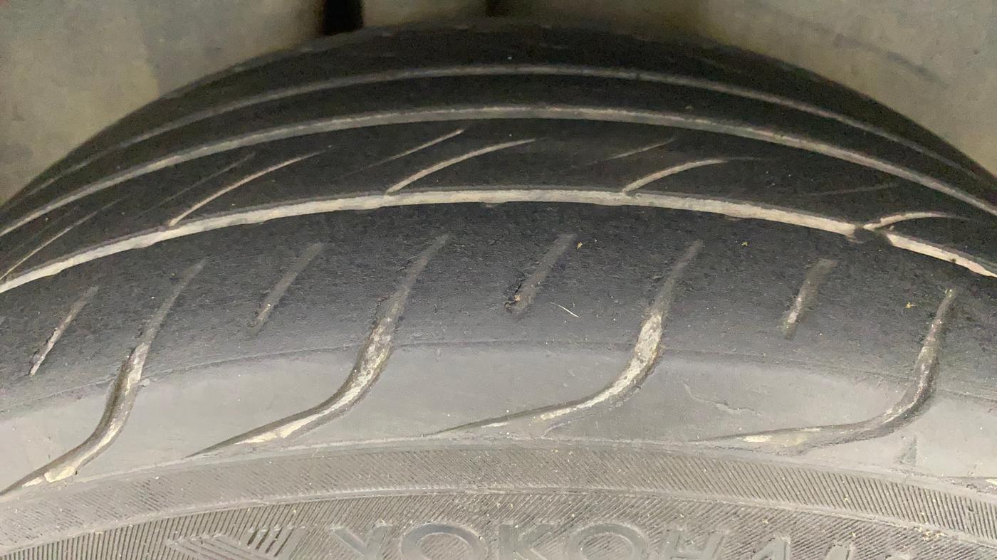 2016 Volkswagen Vento HIGHLINE 1.5 AT, Diesel, Automatic, 1,02,155 km, Right Rear Tyre Tread