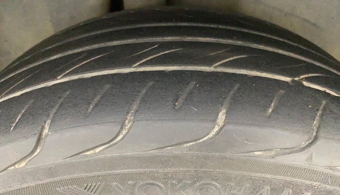2016 Volkswagen Vento HIGHLINE 1.5 AT, Diesel, Automatic, 1,02,155 km, Right Rear Tyre Tread