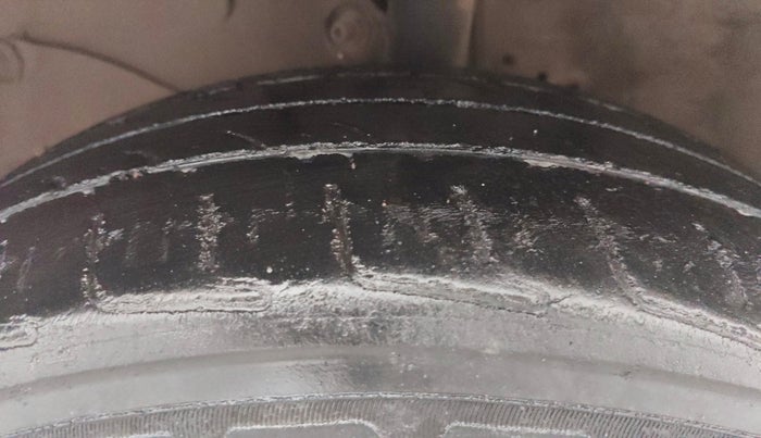 2013 Honda Amaze 1.2L I-VTEC S, Petrol, Manual, 1,22,458 km, Left Front Tyre Tread