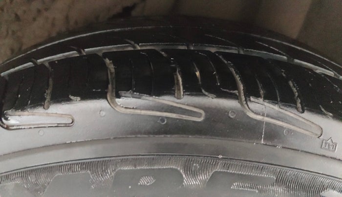 2013 Honda Amaze 1.2L I-VTEC S, Petrol, Manual, 1,22,458 km, Left Rear Tyre Tread