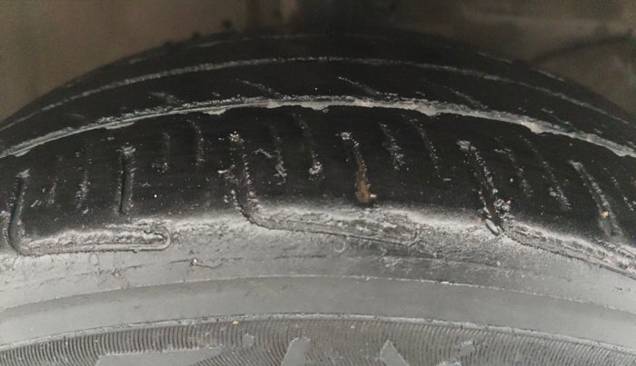 2013 Honda Amaze 1.2L I-VTEC S, Petrol, Manual, 1,22,458 km, Right Front Tyre Tread