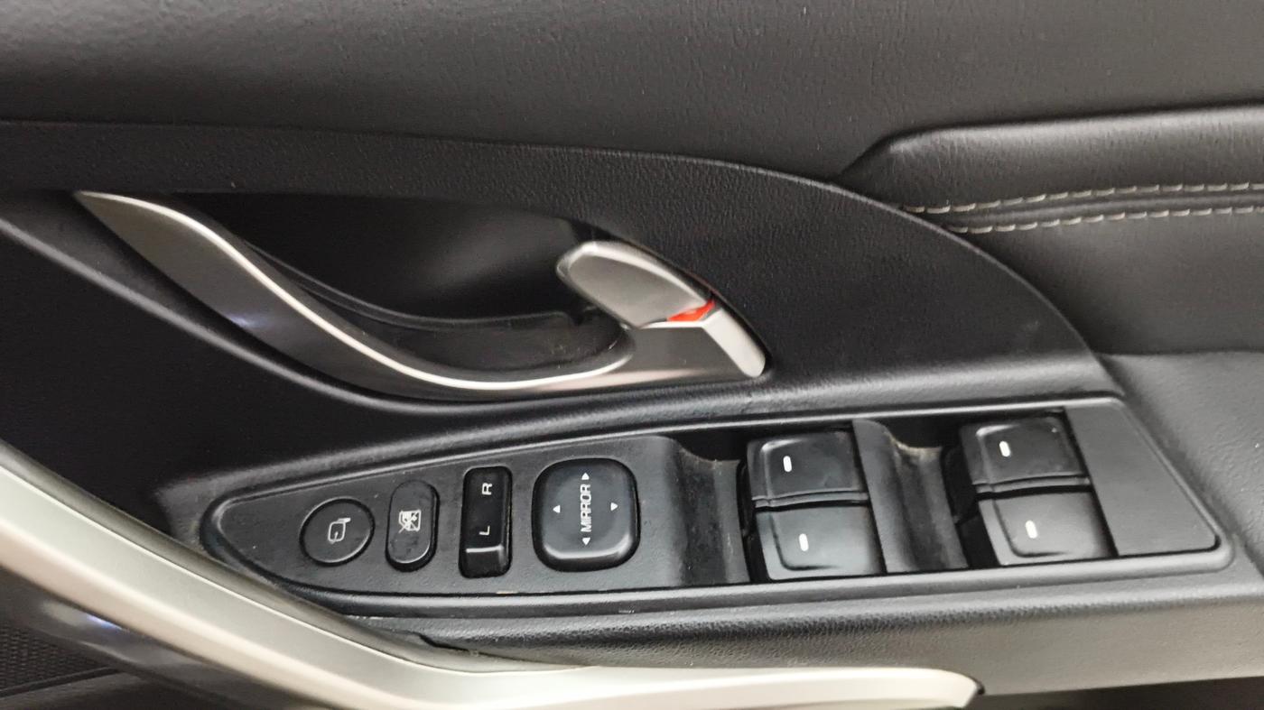 2018 Mahindra XUV500 W11, Diesel, Manual, 68,288 km, Driver Side Door Panels Control