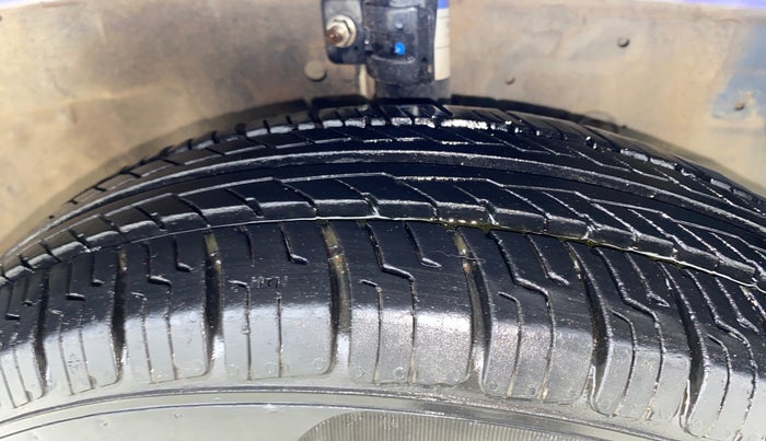 2013 Maruti Swift VXI, Petrol, Manual, 52,733 km, Right Front Tyre Tread