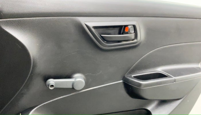 2014 Maruti Swift LDI, Diesel, Manual, 1,14,982 km, Right front window switch / handle - Minor damage