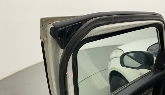 2014 Maruti Swift LDI, Diesel, Manual, 1,14,982 km, Front passenger door - Beading has minor damage