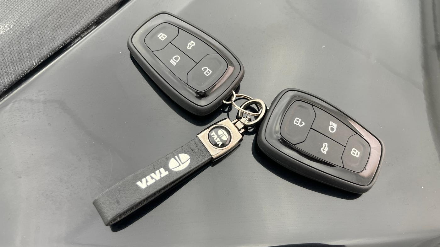 2025 Tata ALTROZ XZA Plus (S) Lux Dark Edition, Petrol, Automatic, 8,019 km, Key Close Up