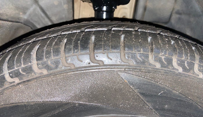 2016 Renault Kwid RXT 1.0 AMT, Petrol, Automatic, 94,221 km, Right Front Tyre Tread