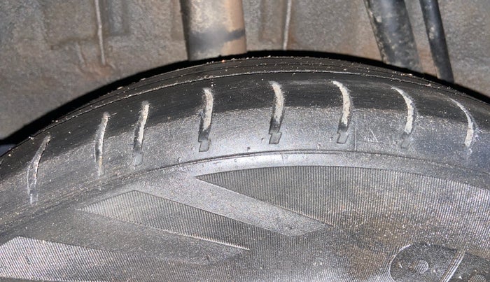 2016 Renault Kwid RXT 1.0 AMT, Petrol, Automatic, 94,221 km, Right Rear Tyre Tread