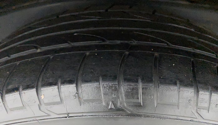 2016 Toyota Innova Crysta 2.8 ZX AT 7 STR, Diesel, Automatic, 1,63,636 km, Right Rear Tyre Tread