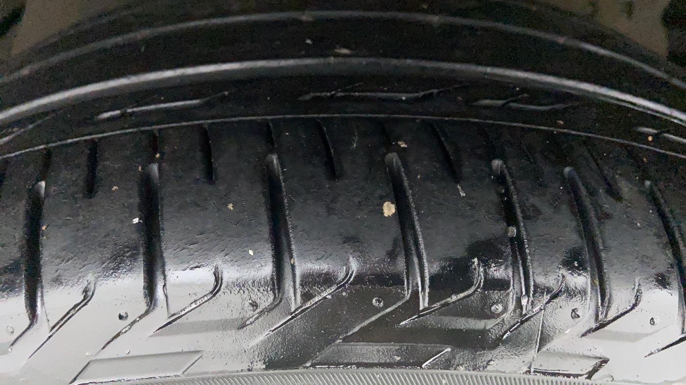 2016 Toyota Innova Crysta 2.8 ZX AT 7 STR, Diesel, Automatic, 1,63,636 km, Right Front Tyre Tread