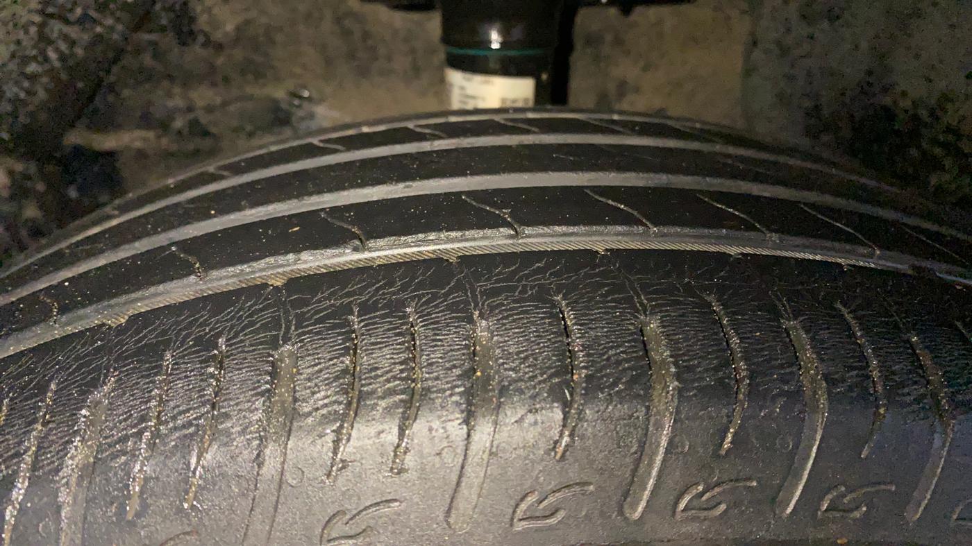 2022 Maruti BREZZA ZXI + AT SMART HYBRID, Petrol, Automatic, 30,104 km, Left Front Tyre Tread