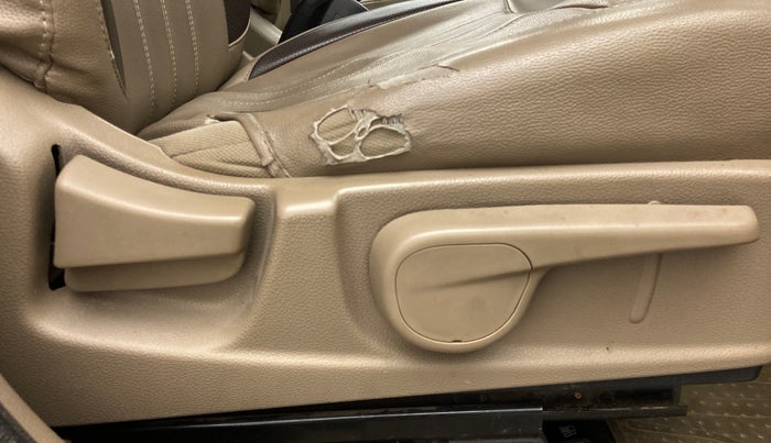 2017 Mahindra TUV300 T8, Diesel, Manual, 98,901 km, Driver Side Adjustment Panel