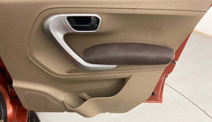 2017 Mahindra TUV300 T8, Diesel, Manual, 98,901 km, Driver Side Door Panels Control