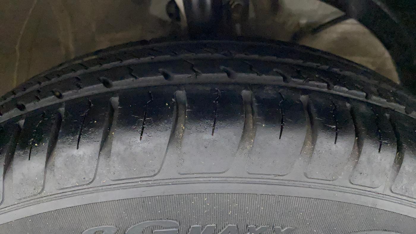 2018 Maruti Swift VXI AMT, Petrol, Automatic, 21,611 km, Right Front Tyre Tread